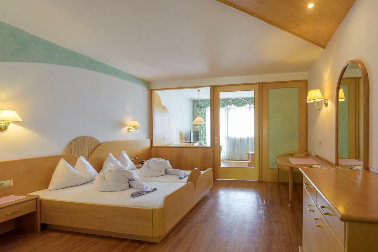 Glanzhof Hotel & Apartments Marlengo Room photo